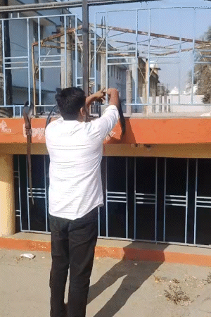 गोरखपुर में बेल्ट पहनकर परीक्षा केंद्रों पर प्रवेश नहीं दिया गया। अभ्यर्थियों ने अपनी बेल्ट सेंटर के बाहर ही रेलिंग से बांध दी।