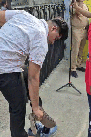 यह तस्वीर प्रयागराज की है, यहां परीक्षा देने पहुंचे उम्मीदवारों के जूते-मोजे उतरवाए गए।