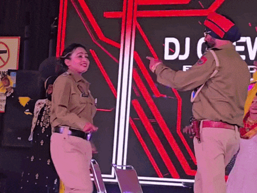 बठिंडा के ब्लैक पैंथर ग्रुप के कलाकार पुलिस वर्दी में डांस करते हुए। - Dainik Bhaskar