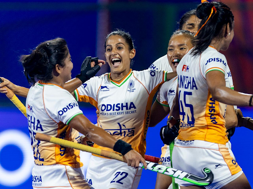 गोल करने के बाद खुशी मनाते हुए भारतीच खिलाड़ी।