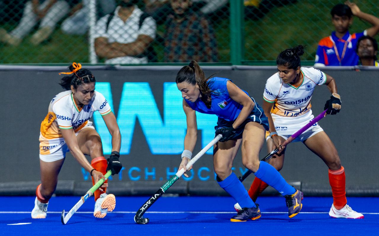 एफआईएच हॉकी वर्ल्ड कप क्वालिफायर 2026 के सेमीफाइनल में भारत और इटली की टीम।