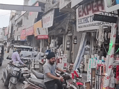 जालंधर के फगवाड़ा गेट स्थित होलसेल इलेक्ट्रिकल और इलेक्ट्रॉनिक मार्केट।