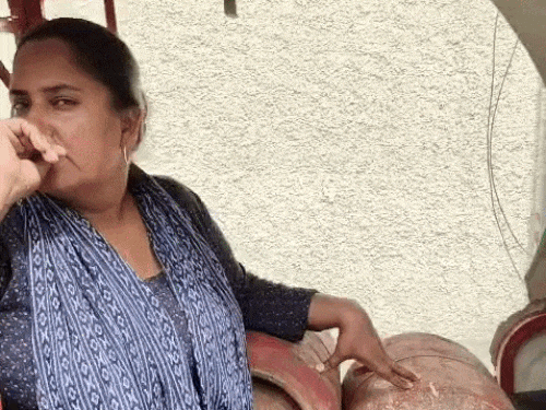 3 सिलेंडर लेकर पहुंची अस्पताल में कैंटीन चलाने वाली महिला।