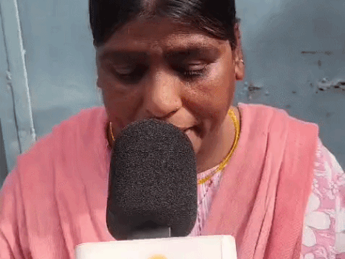 महिला मोना सिलेंडर खत्म होने से घर पर खाना न बनने की जानकारी देते हुए।