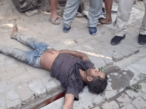 गांव घुड़का की वर्कशॉप पर गोली लगने के बाद जमीन पर गिरा मनोज कुमार।