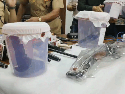 AK-47, दो मैगजीन, 36 जिंदा कारतूस और तीन 9 एमएम ग्लॉक पिस्तौल जब्त