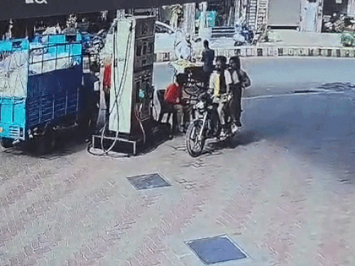 अनेजा पेट्रोल पंप पर लगे सीसीटीवी कैमरों में बदमाश कैद हो गए। - Dainik Bhaskar