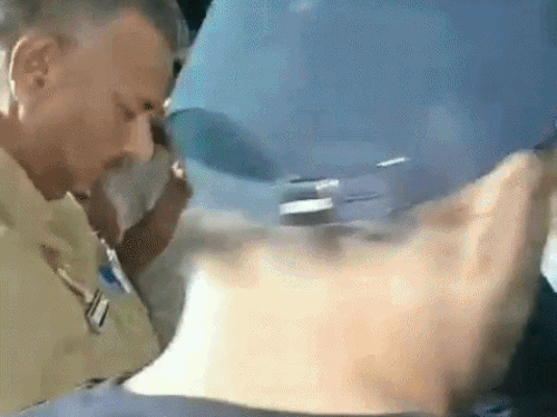 स्कूल के बाहर लोगों ने किया प्रदर्शन। उन्हें संभालने के लिए पुलिस पहुंची थी।