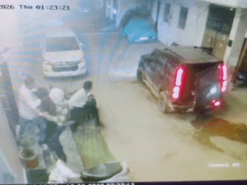 सभी मिलकर कार में बिठाते है।