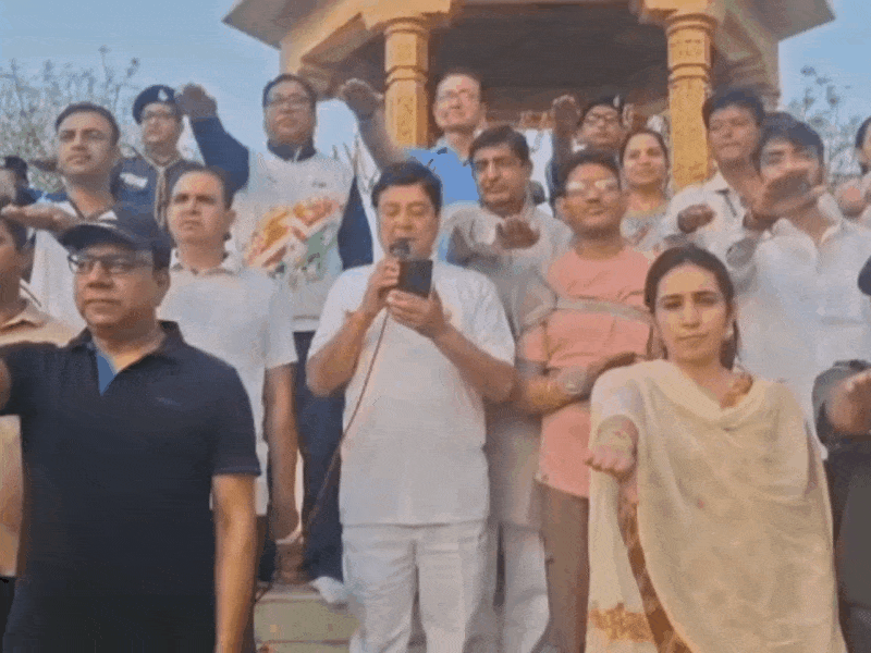 शहीद स्मारक पर संकल्प और शपथ दिलाते पूर्व सांसद नरेंद्र कुमार