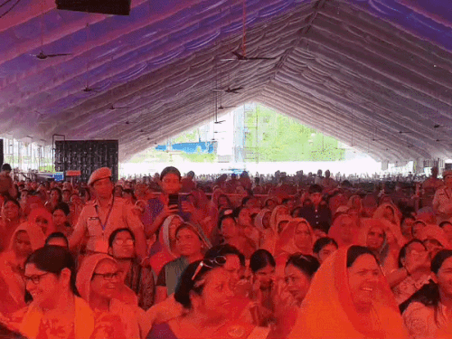 योगी म्हणाले- खिलजी घराण्याला ओळखणारा कोणी नाही: प्रताप-पद्मिनीची वंशावळ आपल्यासमोर, चित्तौडगड किल्ला भारताच्या अस्मितेचा रक्षक योगींना ऐकण्यासाठी मंडपात महिलाही आल्या होत्या.