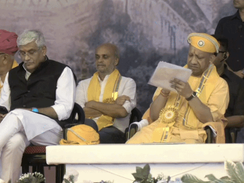 योगी म्हणाले- खिलजी घराण्याला ओळखणारा कोणी नाही: प्रताप-पद्मिनीची वंशावळ आपल्यासमोर, चित्तौडगड किल्ला भारताच्या अस्मितेचा रक्षक योगी आदित्यनाथ म्हणाले- राजस्थान वीरांची भूमी आहे. यातून आम्हाला प्रेरणा मिळते.