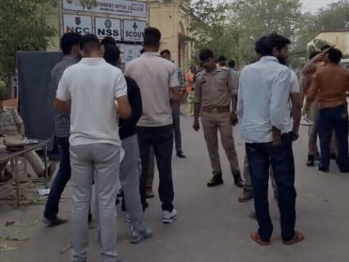 राजकीय इंटर कॉलेज पर लगी अभ्यर्थियों की लाइन।