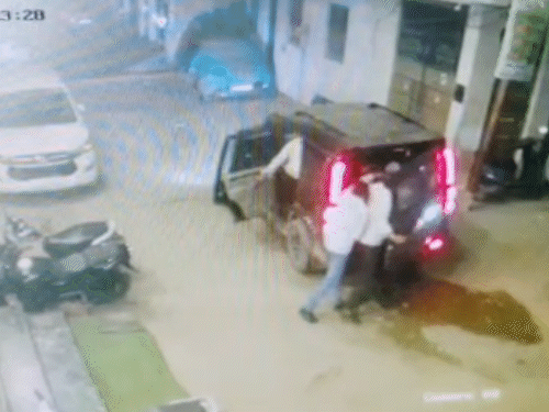 कार में बैठाकर आरोपी फरार हो जाते है। बाद में श्यामू को छोड़ दिया जाता है।