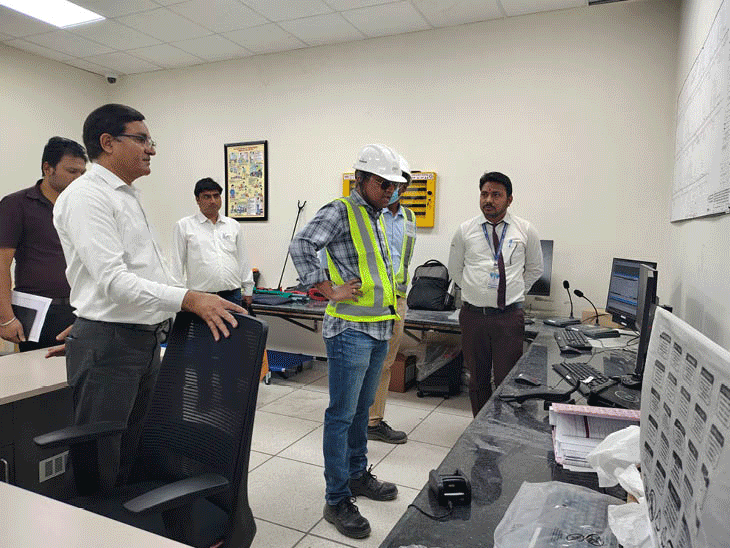 अलग-अलग स्टेशन पहुंचकर जांच करती टीम।