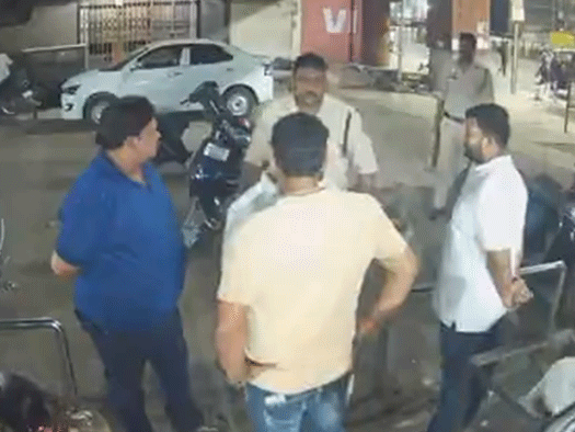 कॉलर पकड़कर उसे पीछे धकेल दिया।