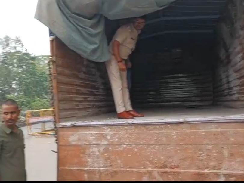 पुलिस ने ट्रक के गुप्त तहखाने से पकड़ी शराब।