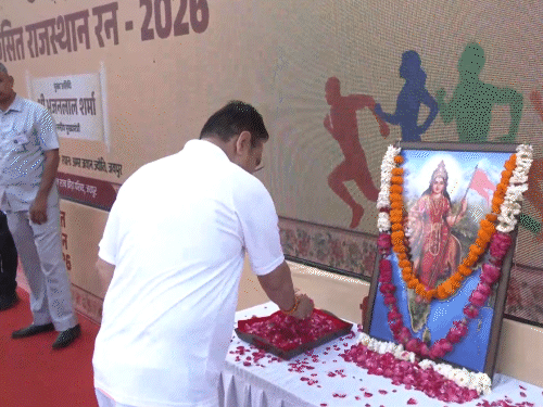 इस दौरान सीएम ने भारत माता की तस्वीर पर पुष्पांजलि अर्पित की