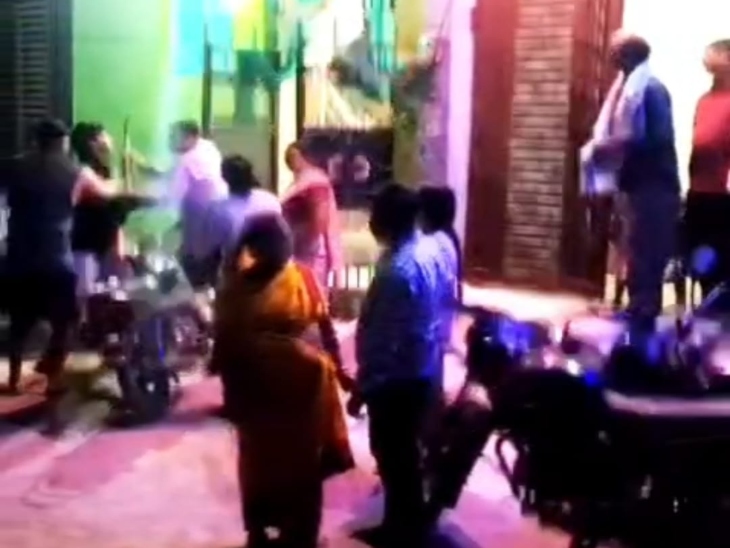 घटना के दिन बारह बोर की लाइसेंसी राइफल से गोलियां चलाते हुए बीएसएफ जवान। - Dainik Bhaskar