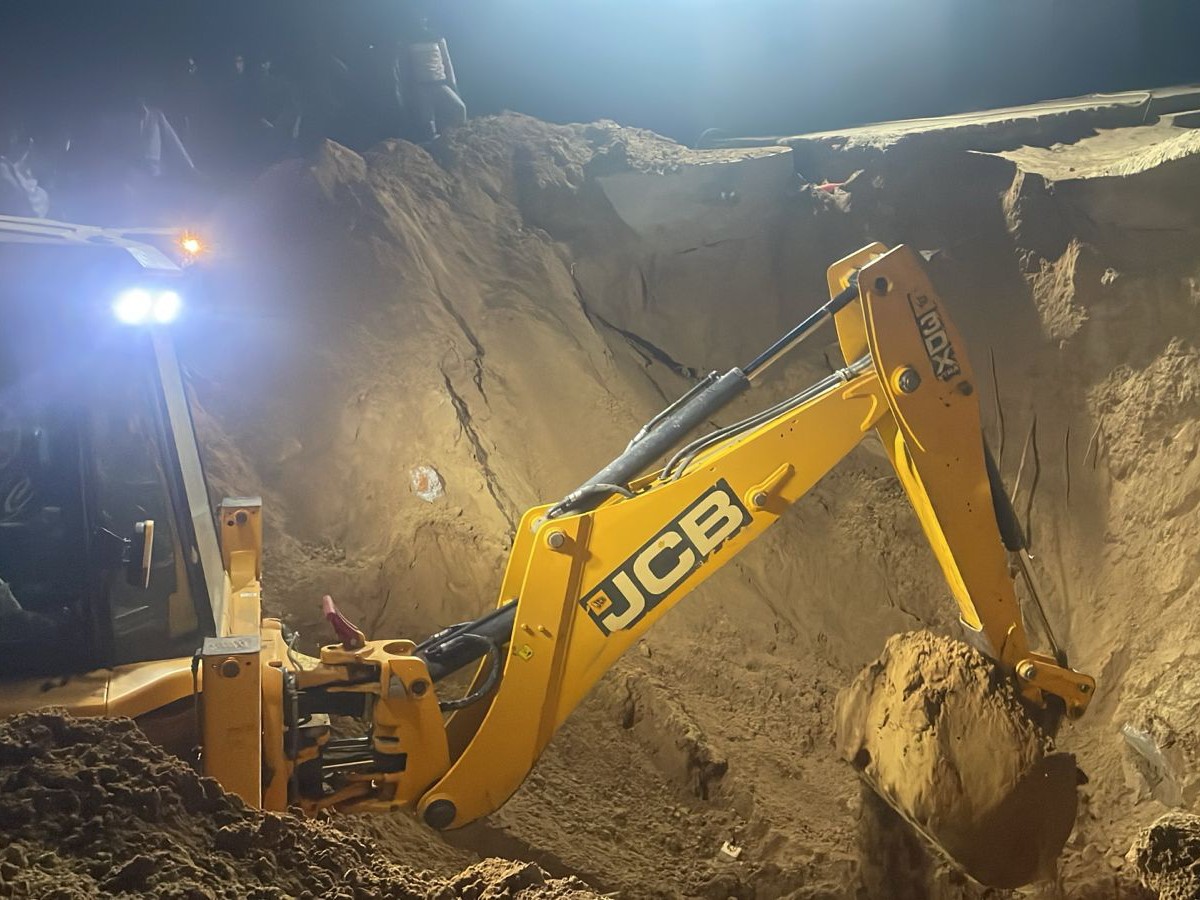 दो जेसीबी की मदद से लगातार साढ़े नौ घंटे तक मिट्टी हटाने का कार्य किया गया।