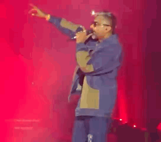 हनी सिंह ने स्टेज से कहा कि गिलासी लगानी है तो थोड़ी-बहुत लगा लो।