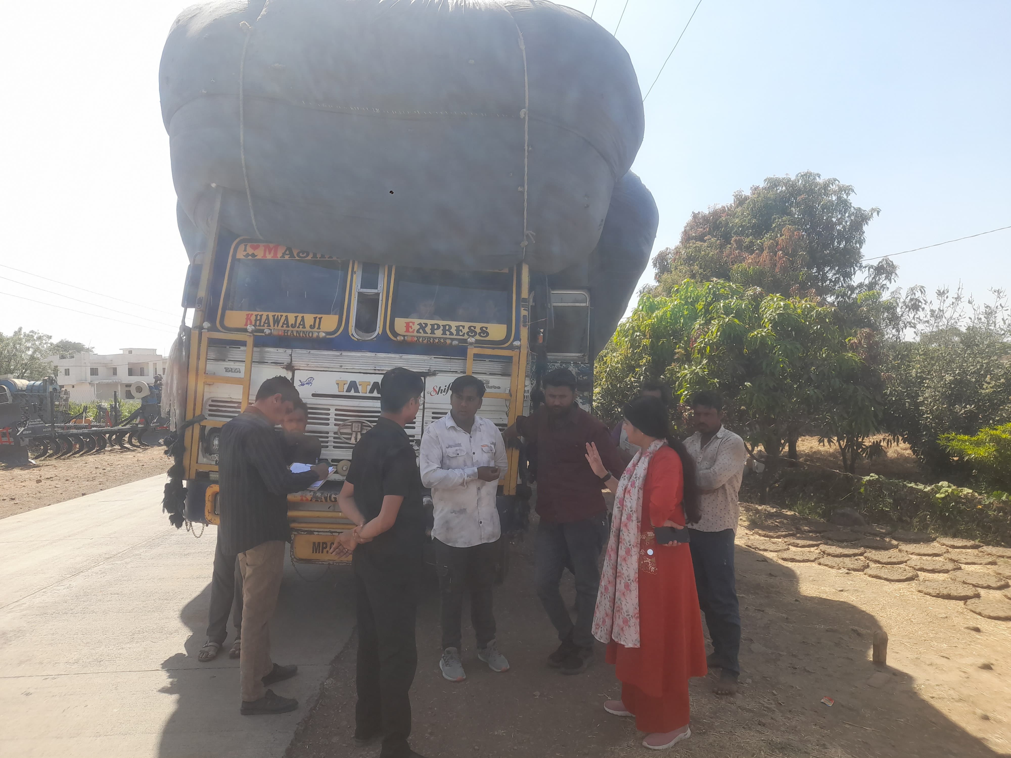 अवैध चारा-भूसा परिवहन पर प्रशासन सख्त, चार ट्रक जब्त:  ओवरलोड ट्रक जिले से बाहर ले जाए जा रहे थे, 31 मई 2026 तक निर्यात प्रतिबंधित – Mandsaur News