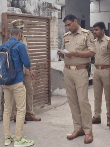 रत्नमुनि इंटर कॉलेज पर पूछताछ करते पुलिसकर्मी।