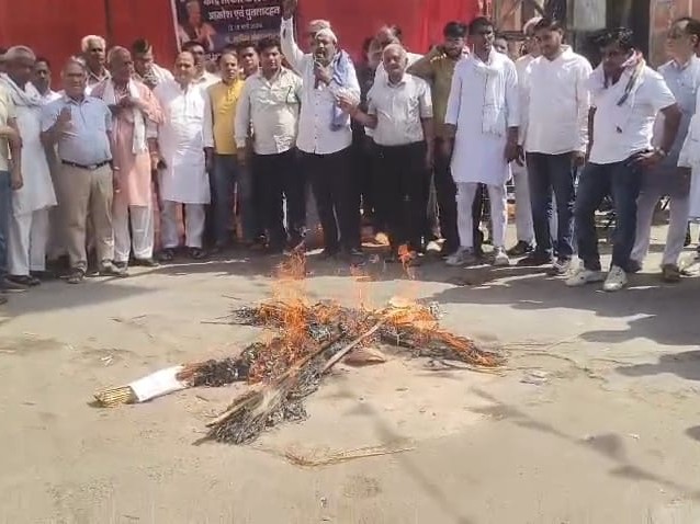 कार्यकर्ताओं ने सरकार का पुतला जलाया।