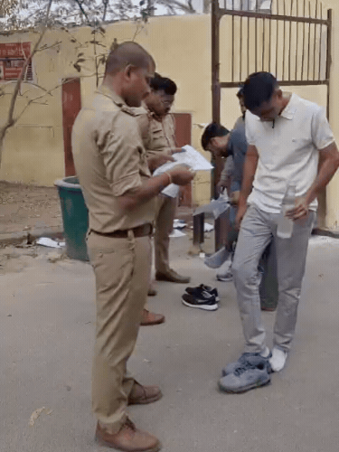 परीक्षा केंद्र के गेट पर अभ्यर्थियों के जूते-मौजे उतरवाए गए।