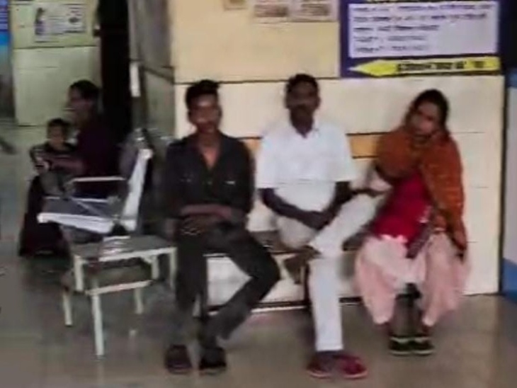 इलाज के लिए डॉक्टर नर्स का घंटों इंतज़ार करते मरीज