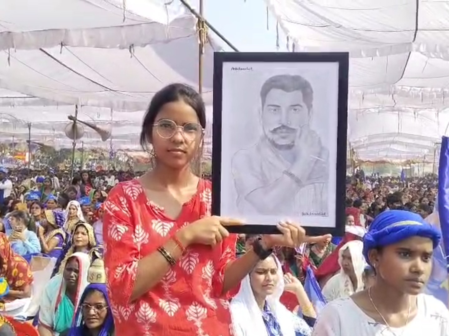 आजाद समाज पार्टी की जनसभा में एक बच्ची सांसद चंद्रशेखर का स्क्रेच बनाकर लाई।