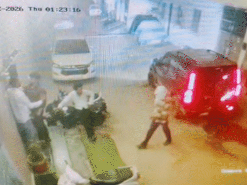 श्यामू के पास जाकर जबरदस्ती करते हुए ले जाते है।