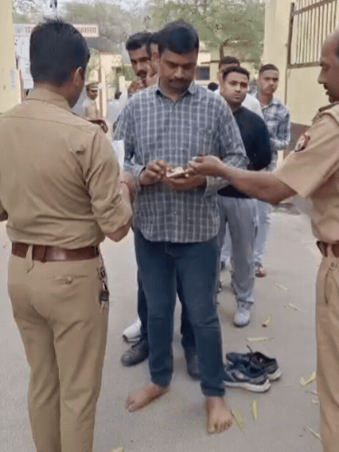 अभ्यर्थियों की जेब में रखे रुपये तक चेक किए गए।