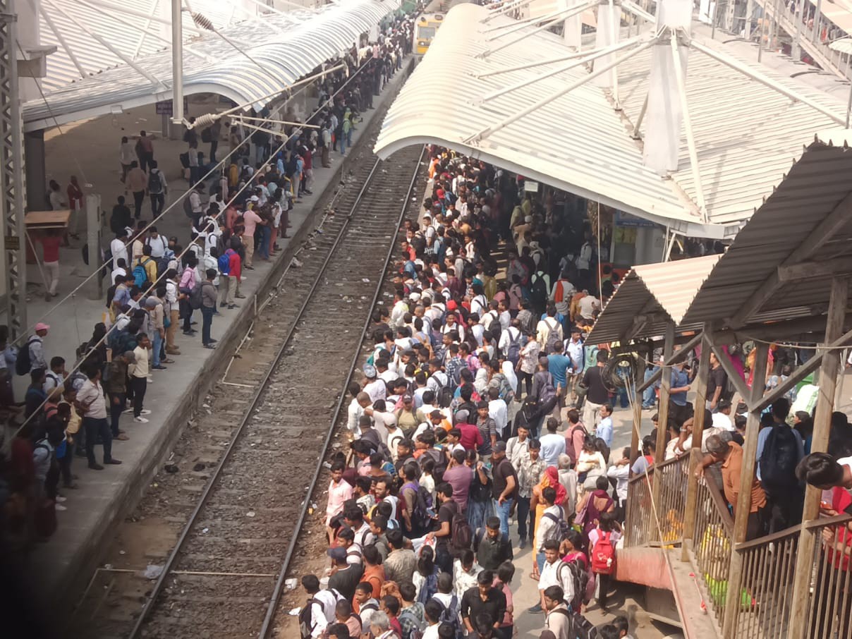 Gaya Station Chaos: Exam Crowd Jams Patna Trains