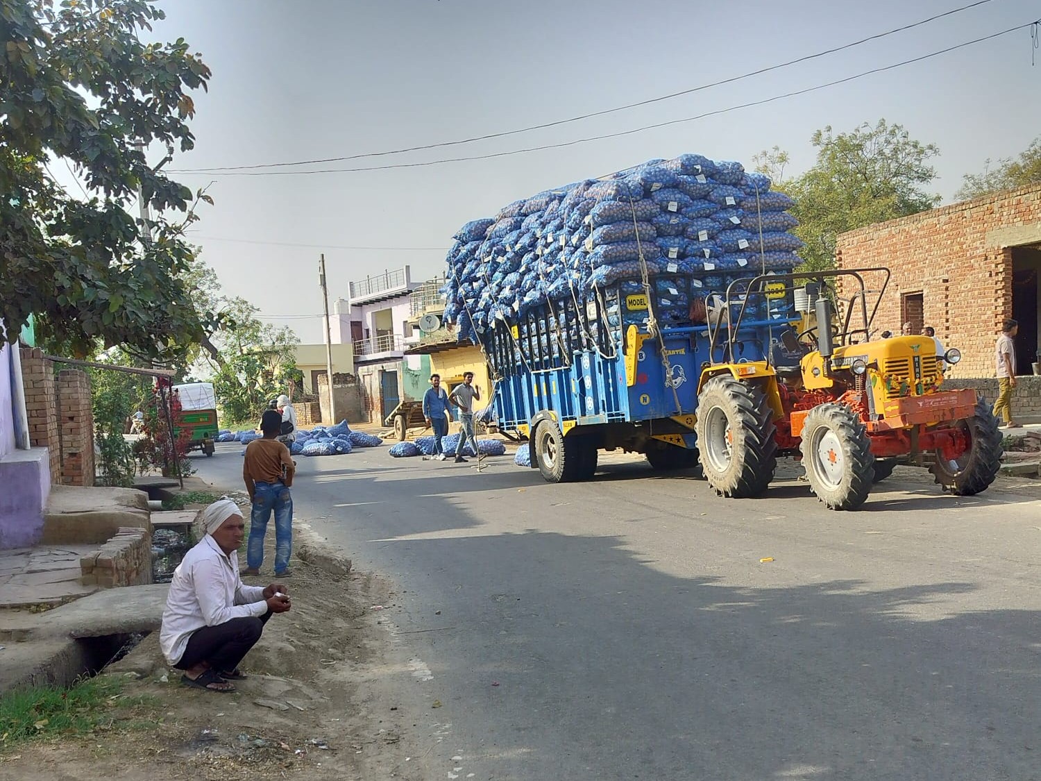 Overloaded Rope Meerpur Overloaded Potato Trolley Rope Breaks | Pedestrians Narrowly Escape