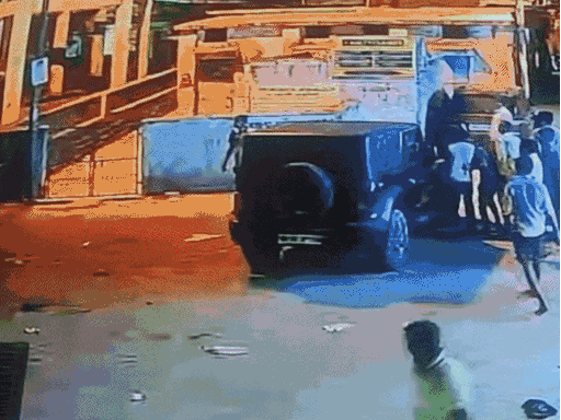 विवाद के बीच दोस्त को गोली मारने का CCTV फुटेज।