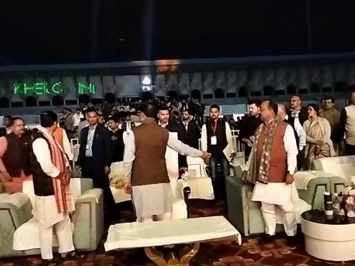 विधायक की नाराजगी के बाद सीएम विष्णु देव साय ने उन्हें सामने फ्रंट लाइन पर बैठने बुलाया था।