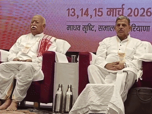 आरएसएस के पानीपत में सेवा केंद्र में संघ प्रमुख मोहन भागवत और सरकार्यवाह दत्तात्रेय होसबाले। (फाइल फोटो)