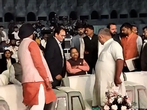 कुर्सी को लेकर विधायक अमर अग्रवाल ने सार्वजनिक मंच से कलेक्टर पर नाराजगी जताई थी।