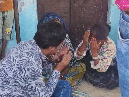 रविवार को फिल्म डायरेक्टर सनोज मिश्रा मोनालिसा के घर पहुंचे थे।