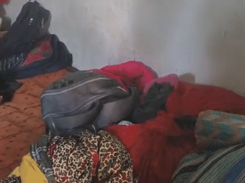 मोनालिसा अपने परिवार के साथ इसी टपरे में रहती थी।