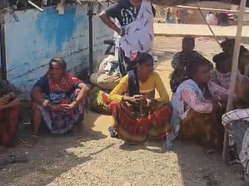 मोनालिसा के घर के बाहर महिलाएं बैठी रहती हैं।