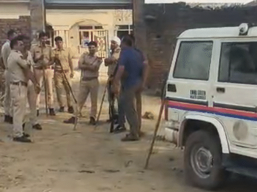 डीग जिले के नगर थाने की टीम साइबर ठगों को पकड़ने के लिए पहुंची थी। वहां मौजूद लोगों ने टीम पर पथराव कर दिया।