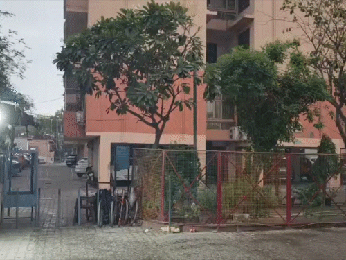 गाजियाबाद में रविवार सुबह बारिश हुई। बचने के लिए लोग टिन शेड के नीचे खड़े नजर आए।