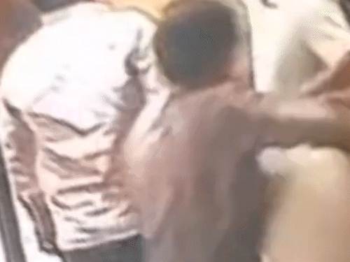 12 से 15 लोग एक साथ उसके घर में घुस आए और लाठी-डंडों से हमला कर दिया।