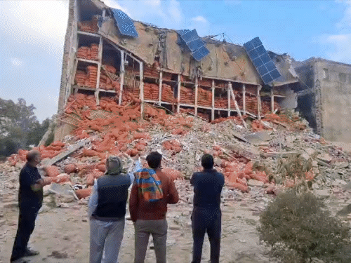 हाथरस में बारिश और आंधी के चलते कोल्ड स्टोरेज की दीवार गिर गई। इस दौरान 10 हजार बोली आलू मलबे में दबकर खराब हो गया।