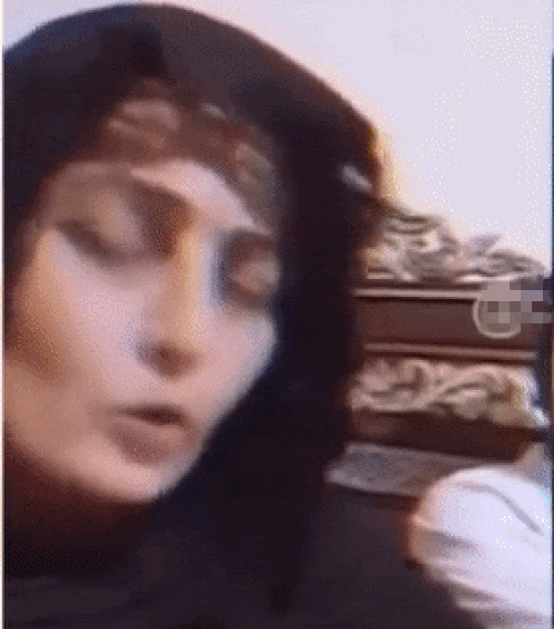 टिकटॉक के लाइव वीडियो में बोलती सरबजीत कौर, इस दौरान उसका पाकिस्तानी पति भी पीछे बैठा हुआ है।