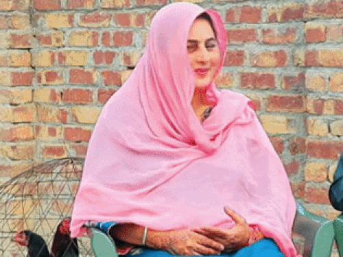 पाकिस्तान के यूट्यूब चैनल को दिए इंटरव्यू में सरबजीत लव स्टोरी बताते हुए खुश नजर आई थी।