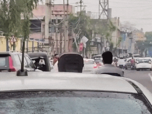 लाडोवाली रोड के कन्या स्कूल के बाहर रुका ट्रैफिक।