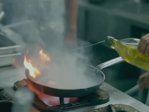 मेहमानों के लिए लाइव कुकिंग स्टेशन भी यहां पर हैं।